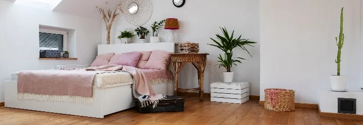 Helles Schlafzimmer mit Dachschräge und Holzboden