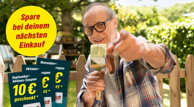 Ein Mensch hält einen Pinsel und zeigt damit auf die betrachtende Person.