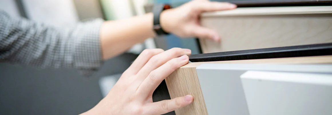 Person sucht Holzbrett aus