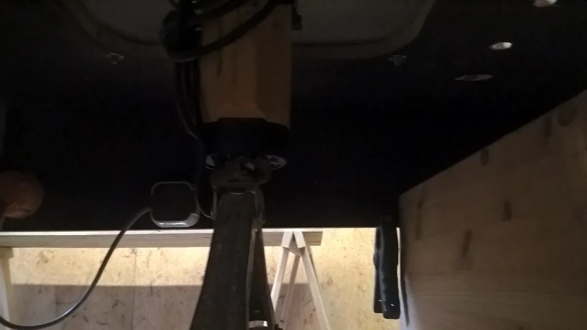 Holzbalken mit Metallhalterung