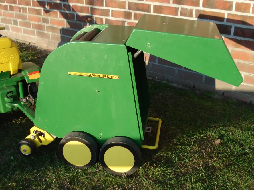 Grüner Spielzeugtraktor mit Anhänger