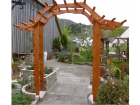 Geschwungener Rosenbogen aus Holz