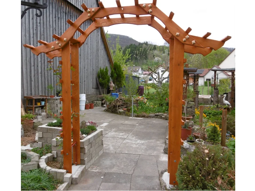 Geschwungener Rosenbogen aus Holz