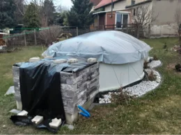 Abgedeckter Pool im Garten