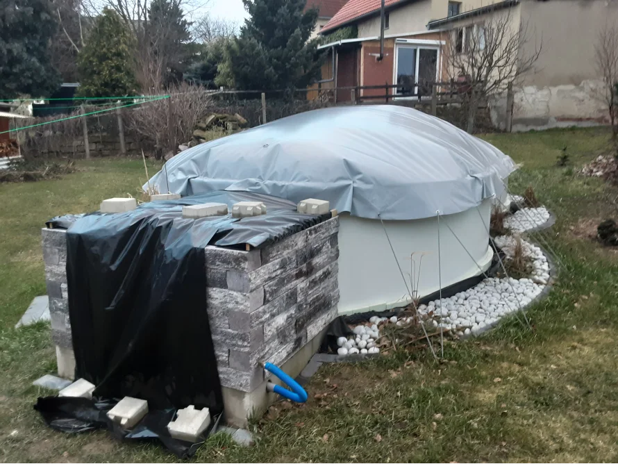 Abgedeckter Pool im Garten