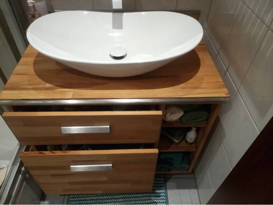 Waschbecken auf Holzschrank mit Schubladen