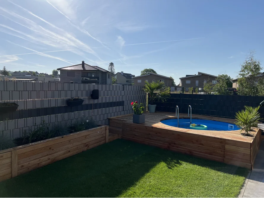 Garten mit Pool auf Holzterrasse