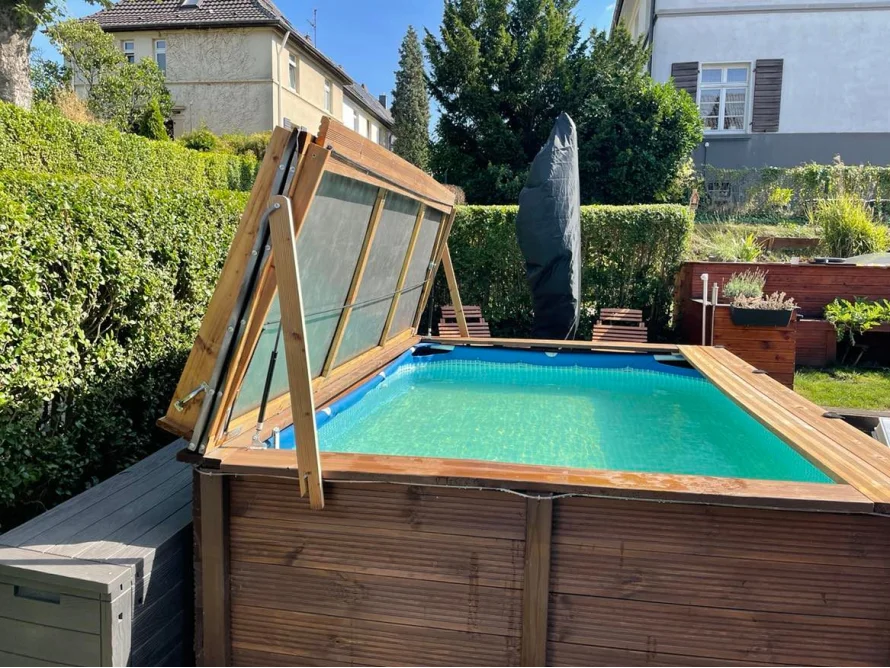 Holzpool mit halb geöffneter Abdeckung