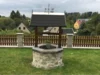 Brunnen mit Holzdach im Garten