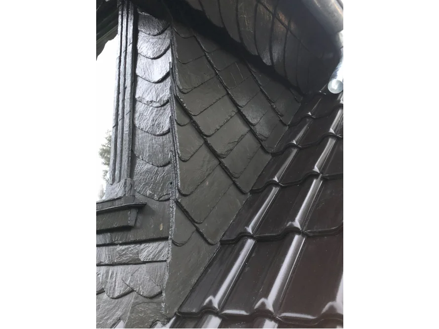 Schwarzes Schieferdach an einem Haus