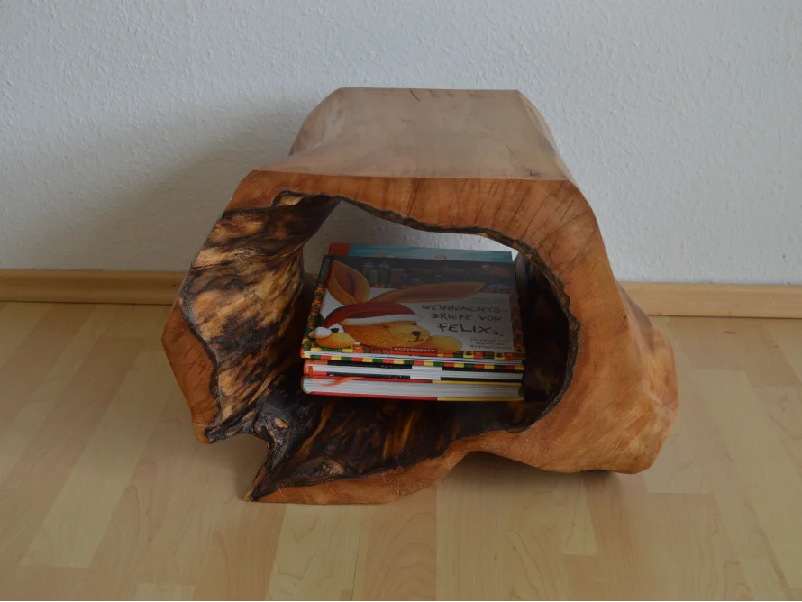 Beistelltisch aus Holzstamm mit Büchern