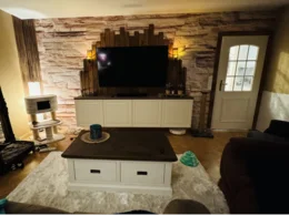 Wohnzimmer mit Fernseher an der Wand