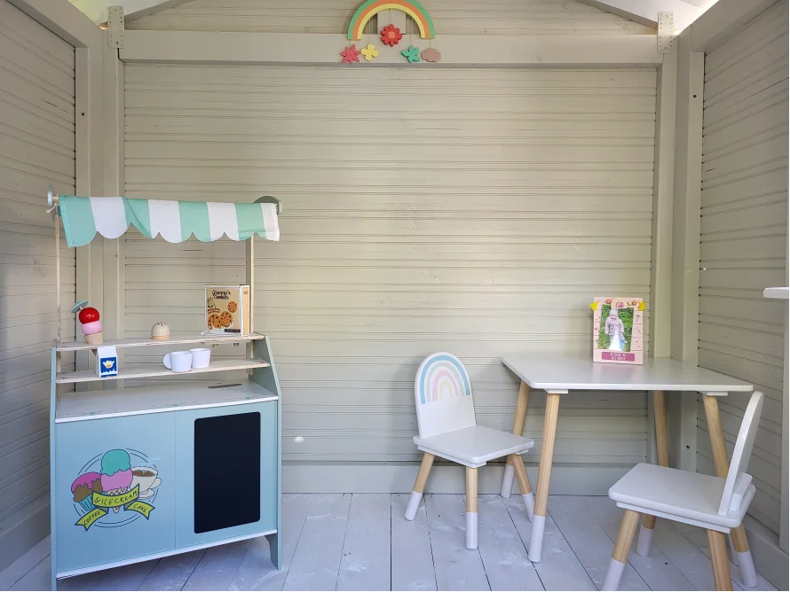 Spielzeugküche und Kindertisch mit Stühlen