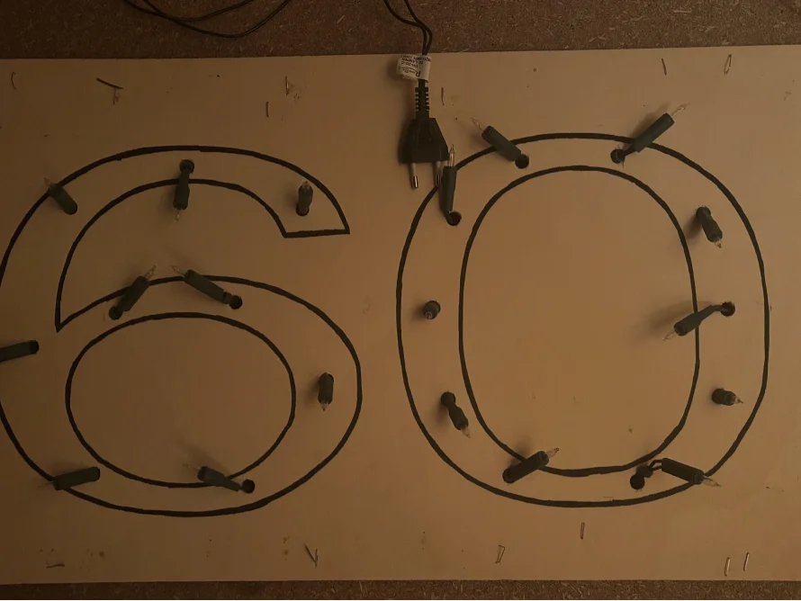 Die Zahl Sechzig mit Lichtern darauf