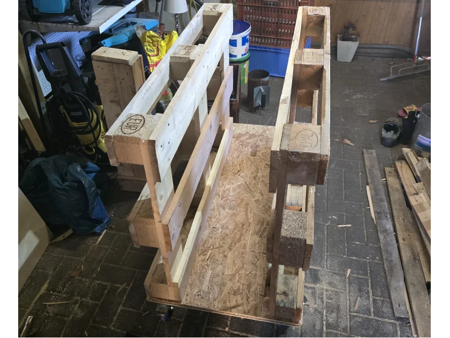 Holzgestell mit Rollen aus Paletten