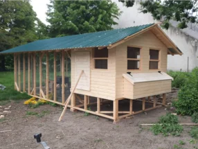 Unfertiger Hühnerstall