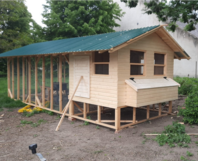 Unfertiges Gartenhaus mit Stall