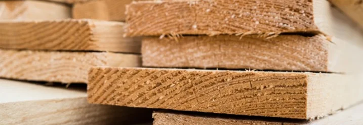 Stapel gehobelter Holzbretter