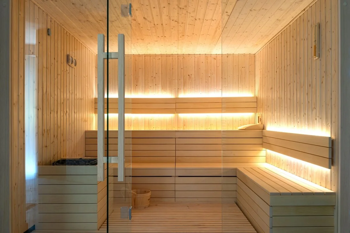 Leere Sauna aus hellem Holz