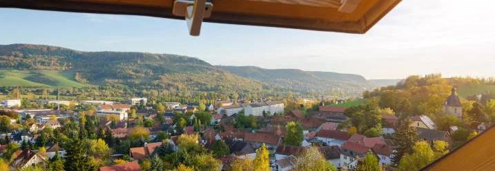 Blick aus Dachfenster auf Kleinstadt