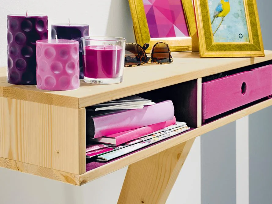 Hölzernes Wandregal mit Schublade