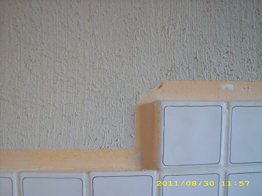 Abgeklebte Wandfliesen