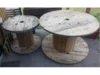 Zwei runde Holztische aus Kabeltrommeln