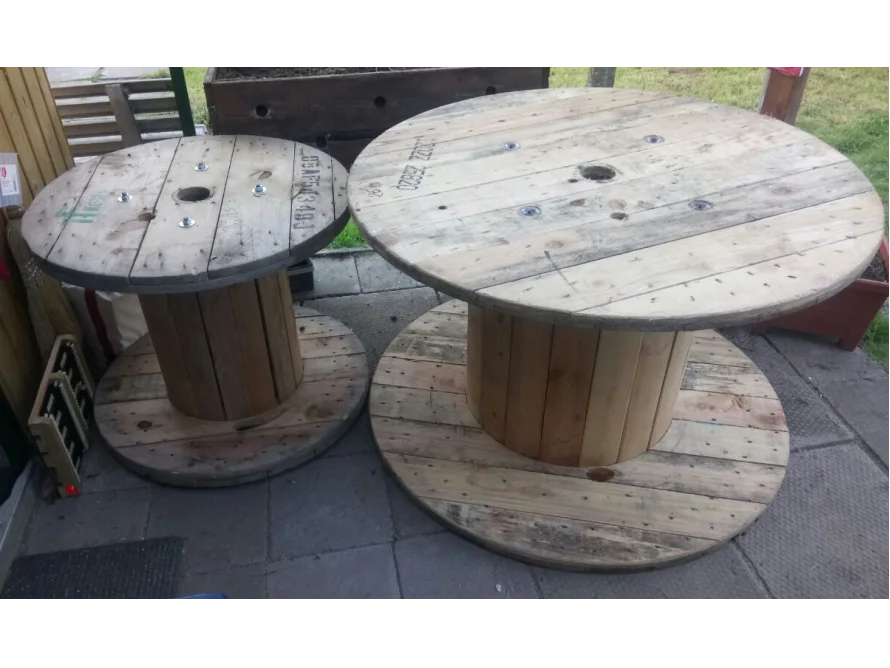 Zwei runde Holztische aus Kabeltrommeln
