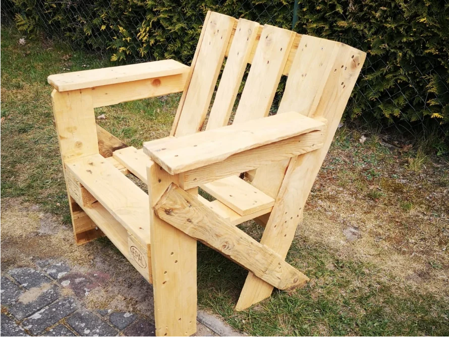 Selbstgebauter Sessel aus Palettenholz