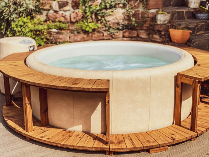 Aufblasbarer Whirlpool mit Holzrahmen