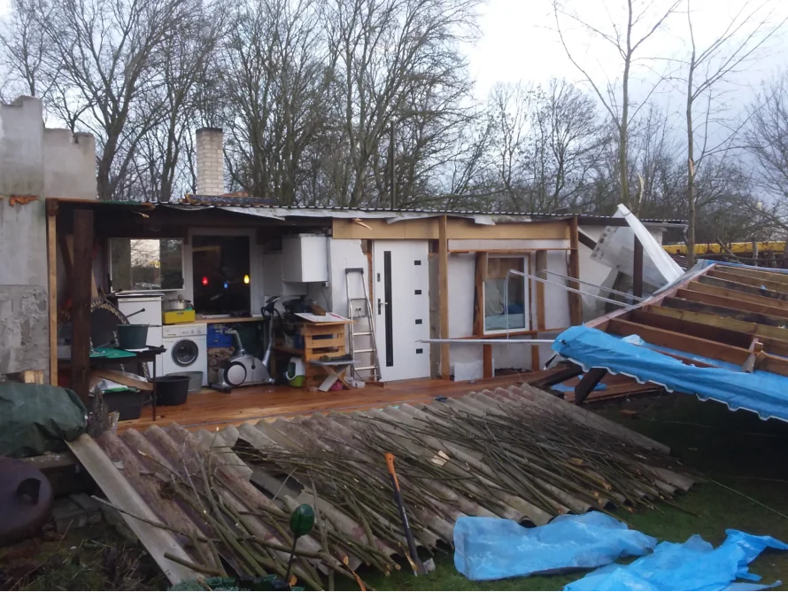 Beschädigtes Gartenhaus nach Sturm