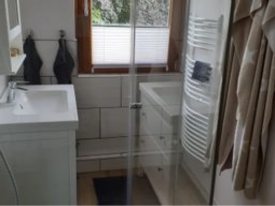 Helles Badezimmer mit Dusche