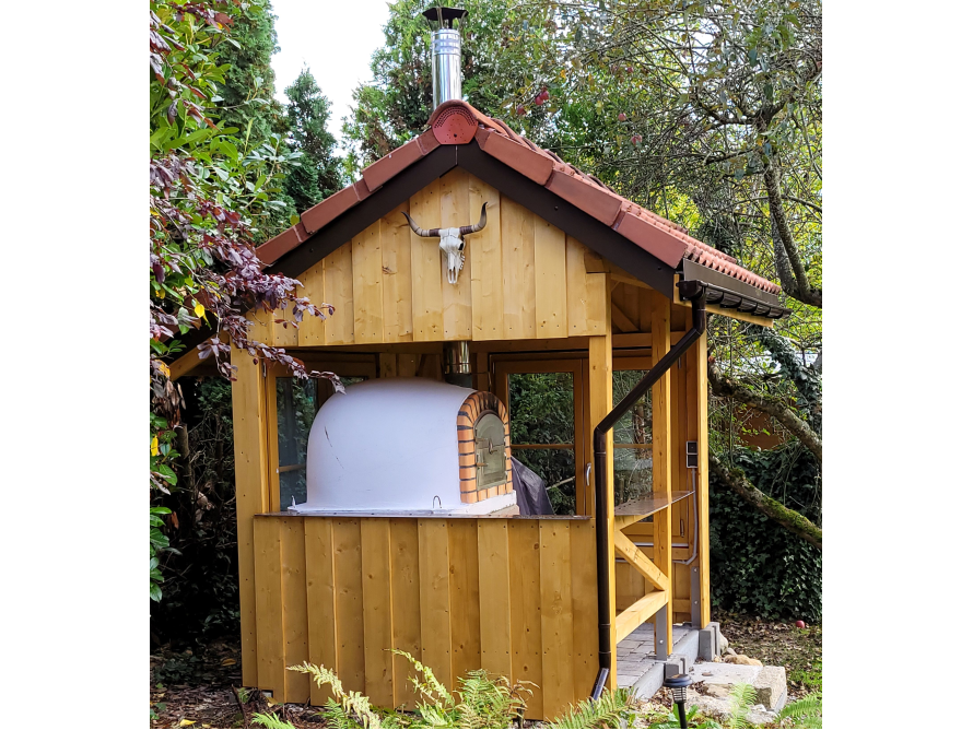 Holzofen in Gartenhütte