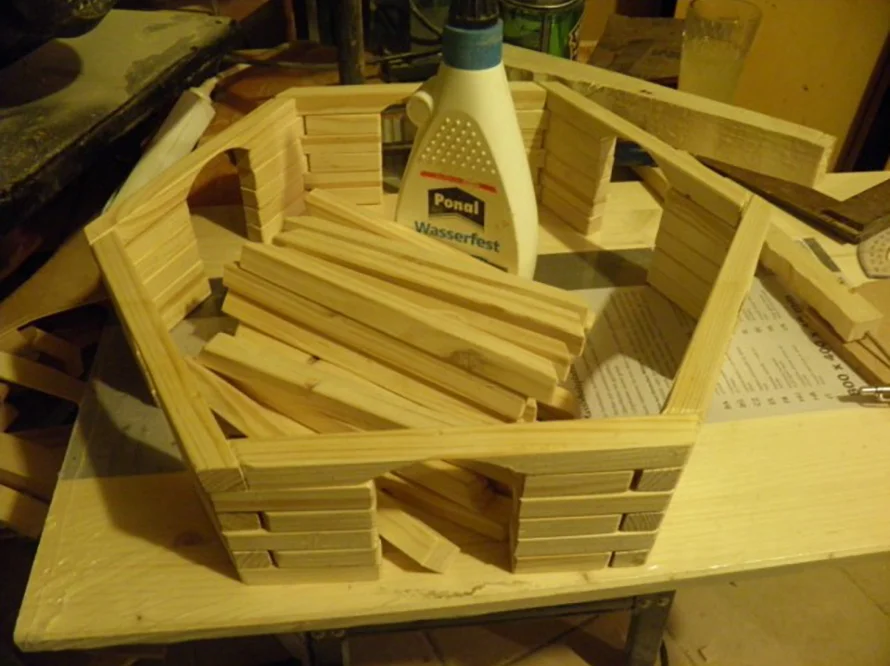 Achteckiges Grundgerüst aus Holz