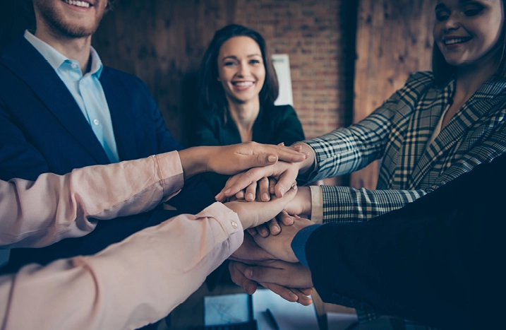 Hände übereinander