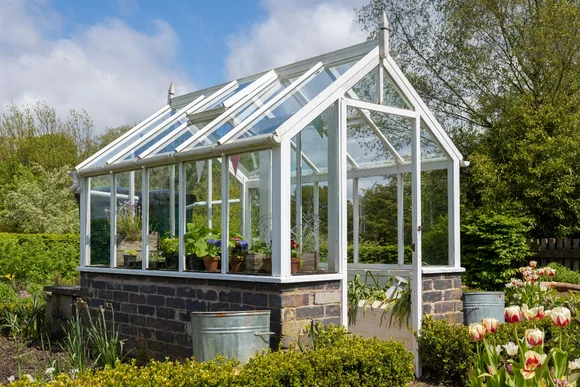 Kleines Gewächshaus im Garten