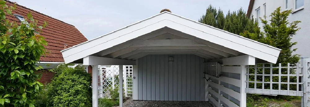 Unfertiger Carport aus Holz