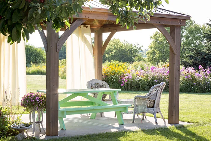 Gartenpavillon mit Gartenmöbeln