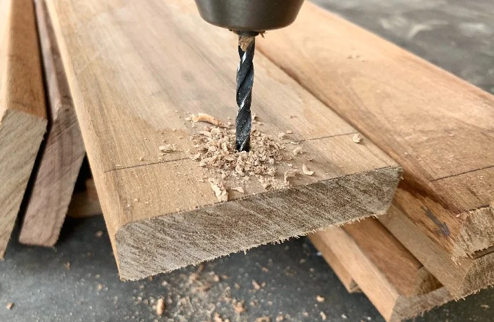 Bohrer bohrt in Holzbrett