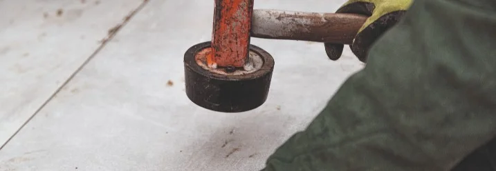 Person verlegt Terrassenplatten