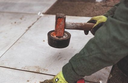 RT Terrasse anlegen Feinsteinzeug 20 51 717x467 Steinplatte wird mit Gummihammer verlegt