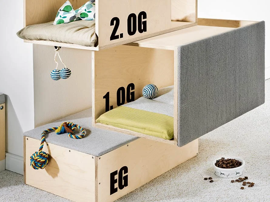 Mehrstöckiges Katzenmöbel aus Holz