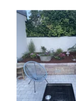 Gemütliche Gartenecke mit Stuhl und Grill