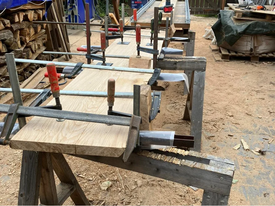 Holztischplatte mit Schraubzwingen fixiert