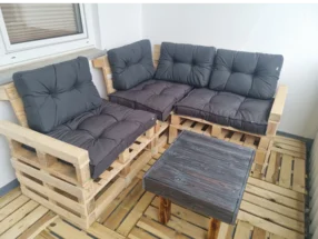 Sitzecke aus Paletten mit Auflagen