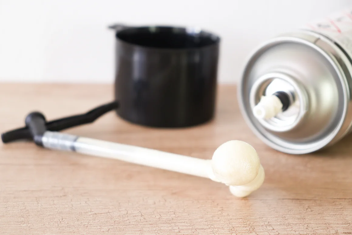 Dose mit Montageschaum und Applikatorpistole