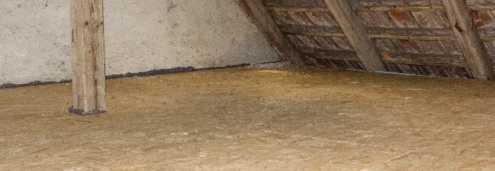 Dachstuhl mit Spanplatten ausgelegt