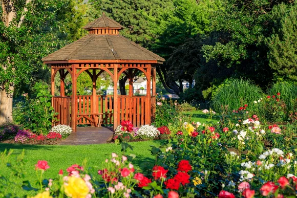 Gartenlaube in einem Rosengarten