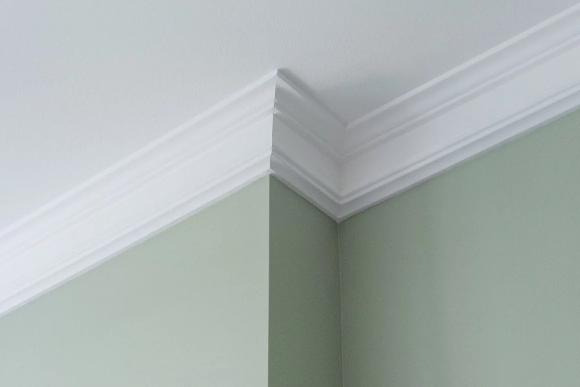 Ecke eines weiß gestrichenen Raumes mit Stuckleiste