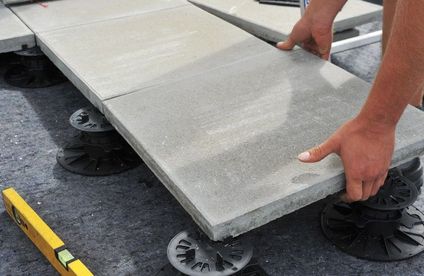 RT Terrasse anlegen Plattenlager 21 01 717x467 Plattenlager auf dem Steinplatten liegen